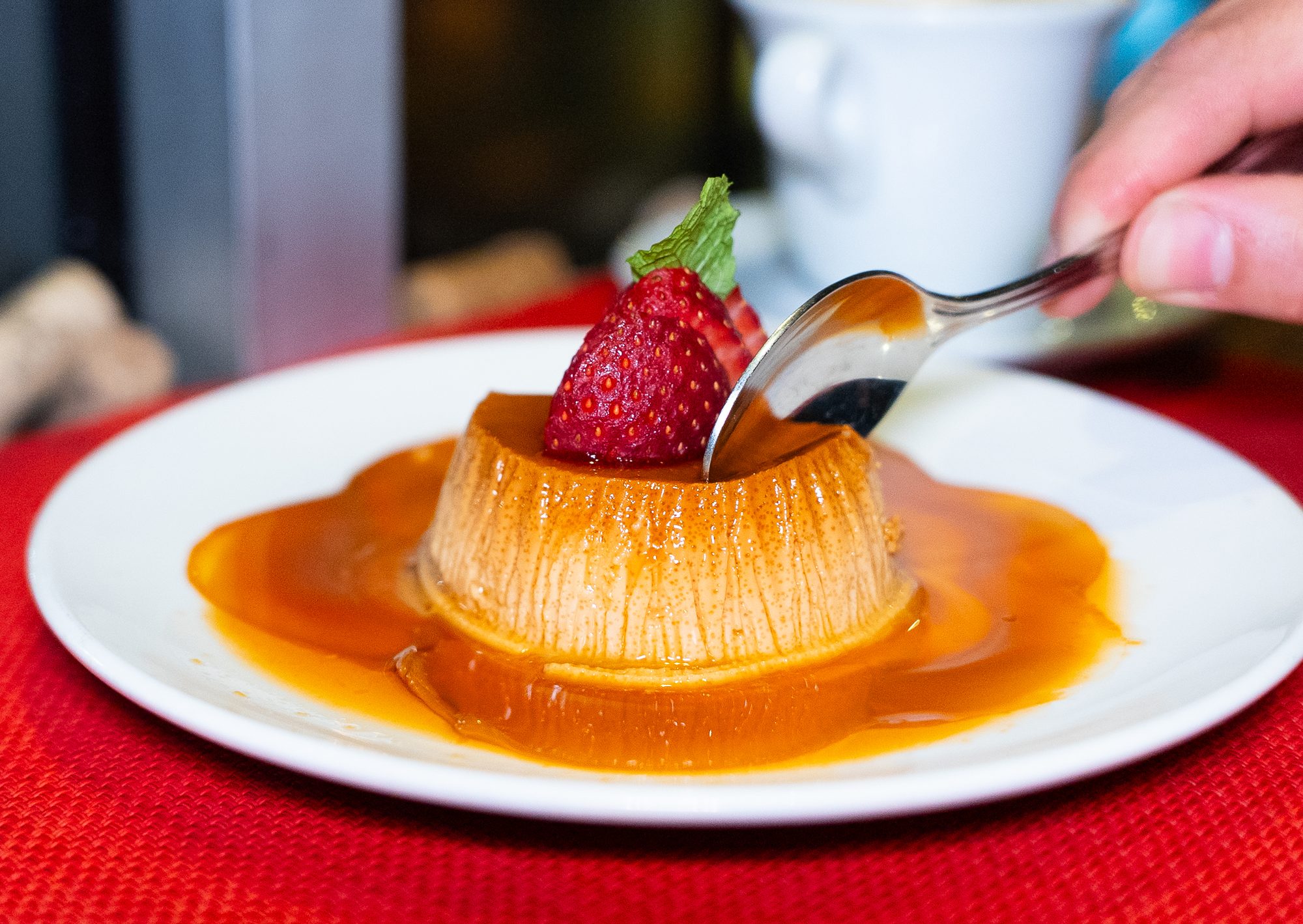 Flan de dulce de leche, servido en Porteño