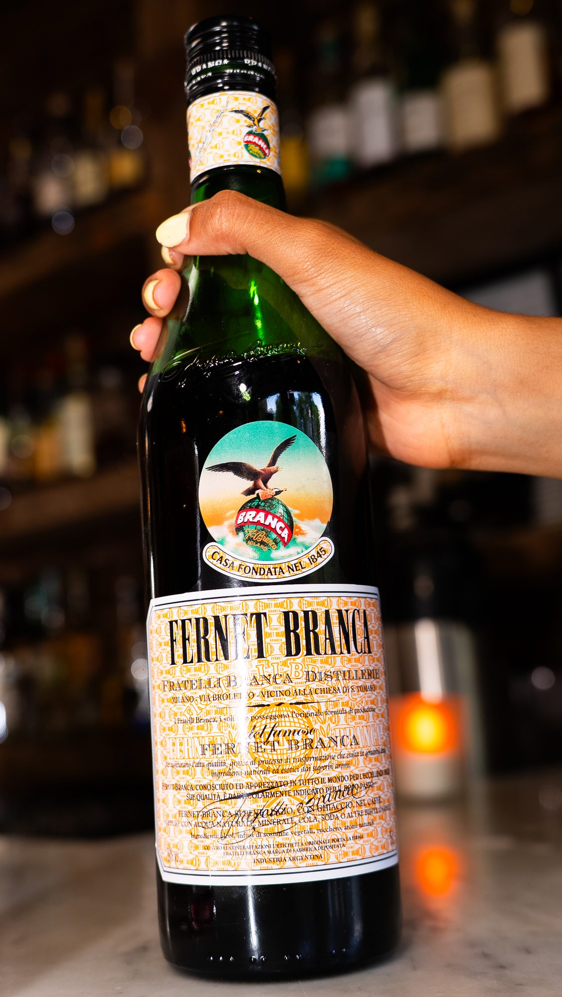 Fernet Branca servido en la barra de Porteño