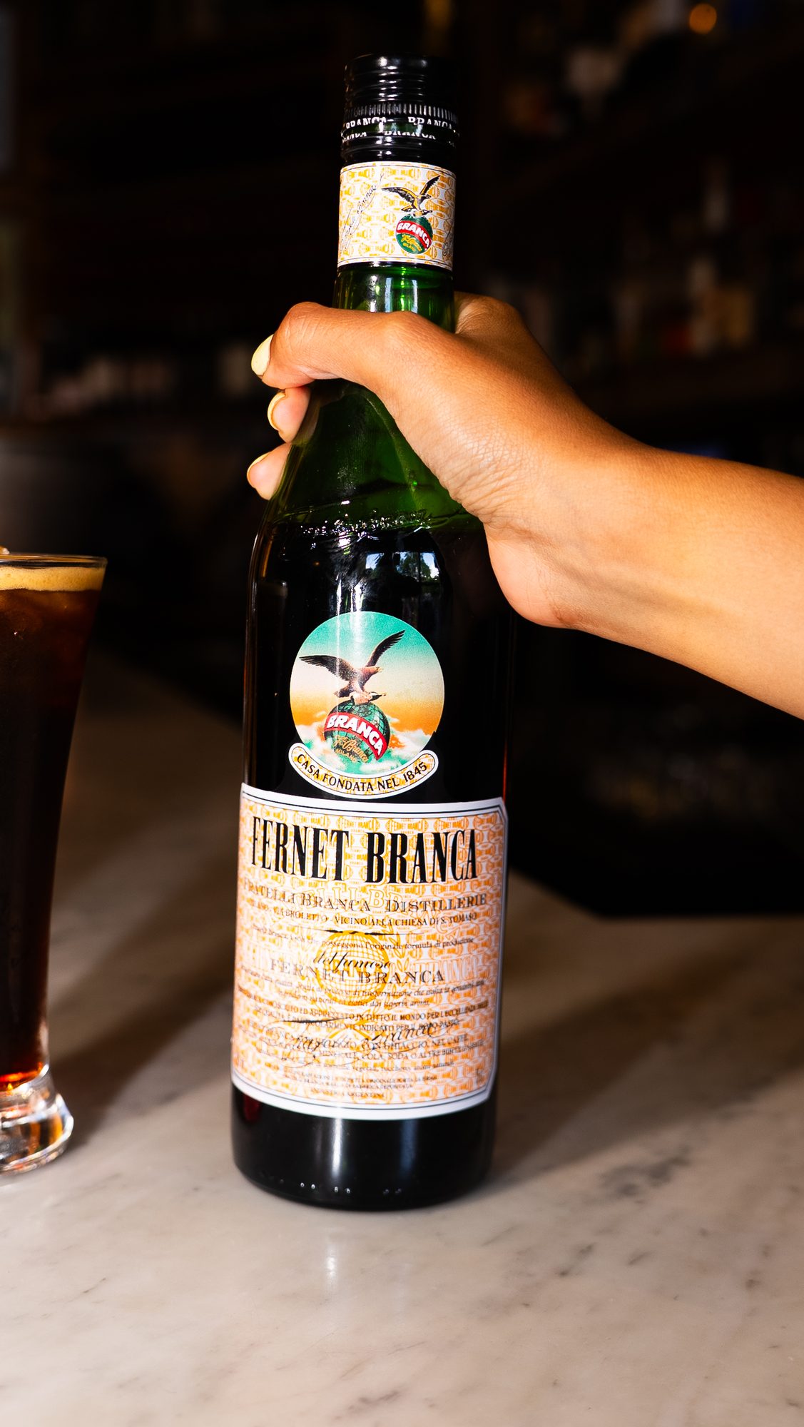 Fernet Branca servido en la barra de Porteño