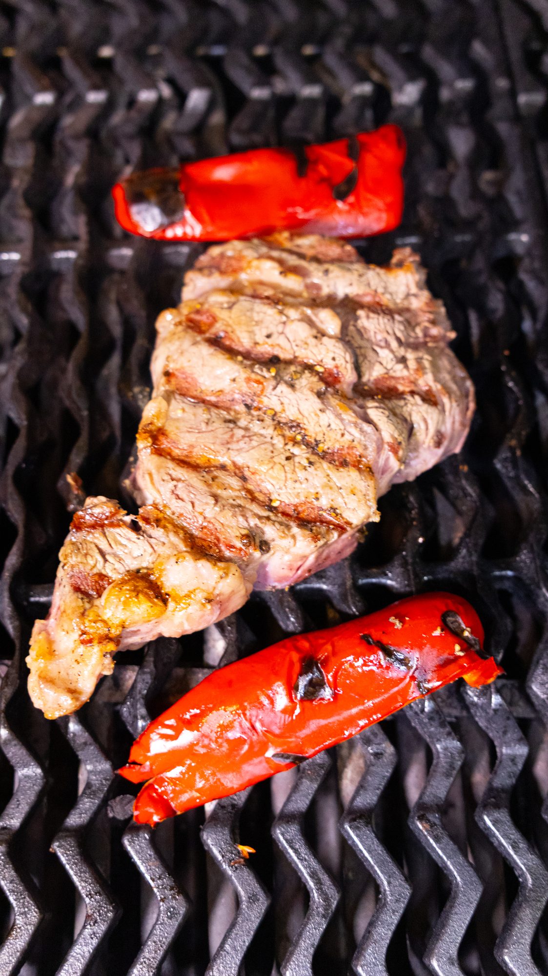 Bife y morrones a la parrilla en Porteño