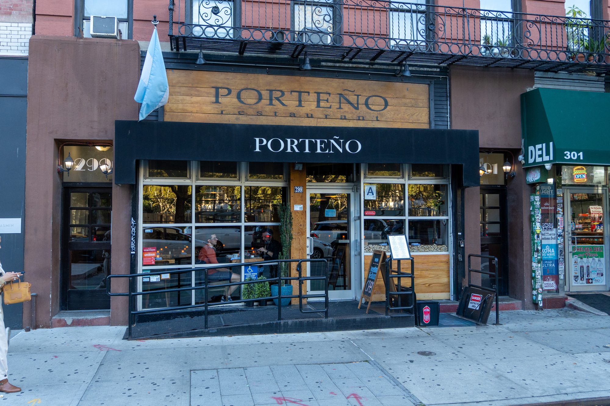 Frente de Porteño en 299 10th Avenue
