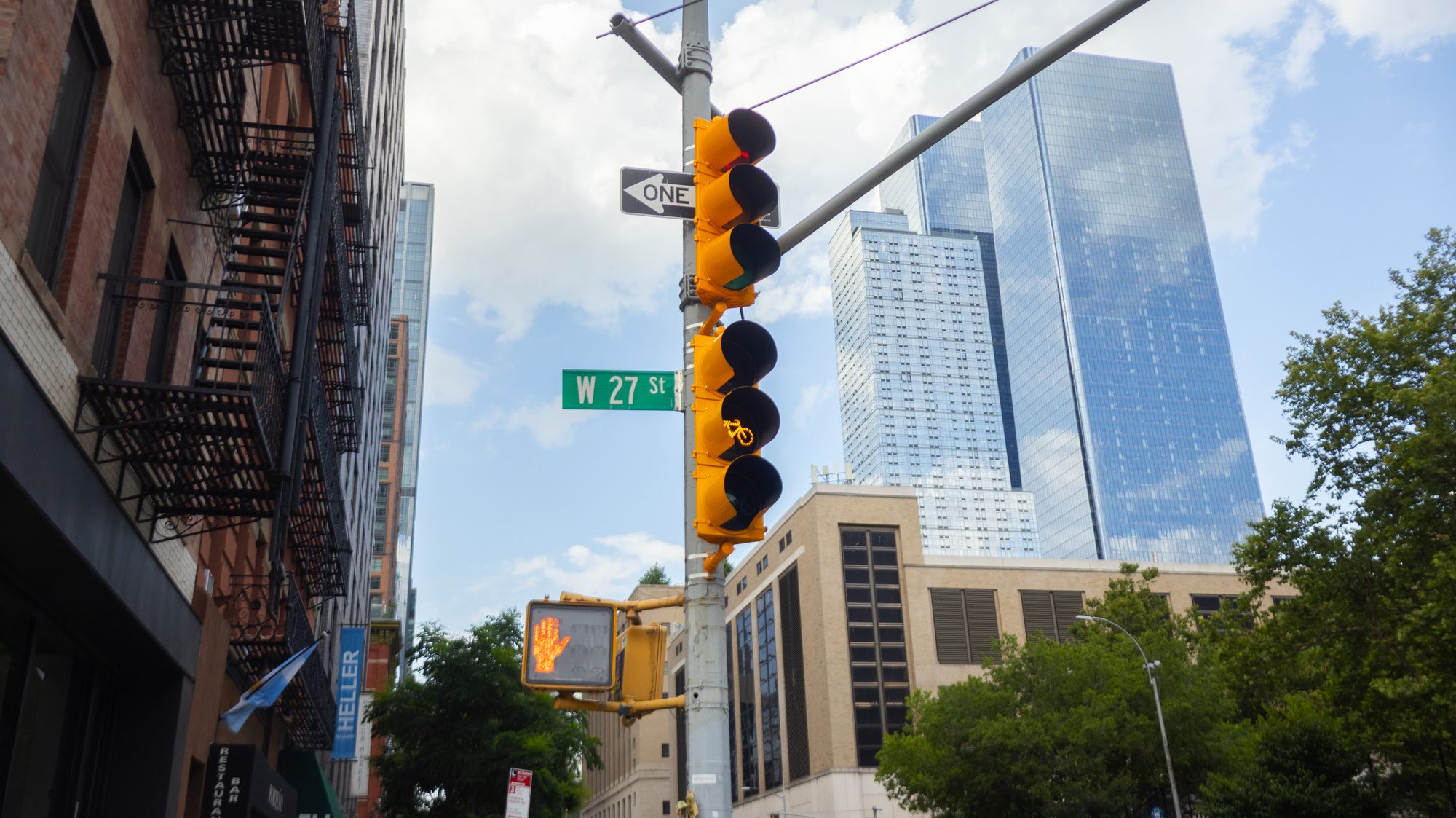 Décima Avenida y la calle 27 Oeste, junto a Porteño